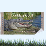 Toalha De Praia Sorriso Alligator Funny Wildlife Fotografia<br><div class="desc">Faça um salto este verão com esta toalha de praia selvagem apresentando um close-up de um jacaré americano de moagem dentária dos Everglades da Flórida! Com o seu sorriso brincalhão e apenas uma dica de "recuo", este jogador tem uma coisa a dizer: "Parece bom o suficiente para comer!" É a...</div>