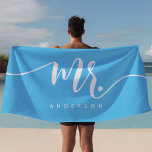 Toalha De Praia Sr. Blue e White Newlywn Groom Personalizado<br><div class="desc">O Sr. Blue E White Newlywn Groom Personalizou A Torre de Praia. O escritor moderno personalizou a toalha de praia. Uma toalha de lua de mel perfeita para o noivo. Personalize este design personalizado com seu próprio nome ou texto.</div>