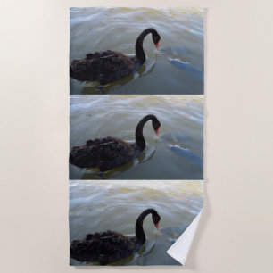 Toalha De Praia Swan Negro Observando Peixes Gigantes No Rio,