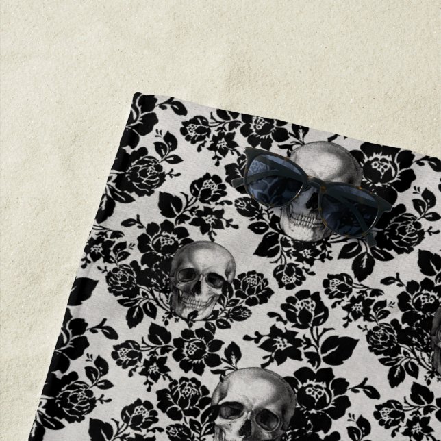 Toalha De Praia Teste padrão floral preto e branco do crânio (In Situ)