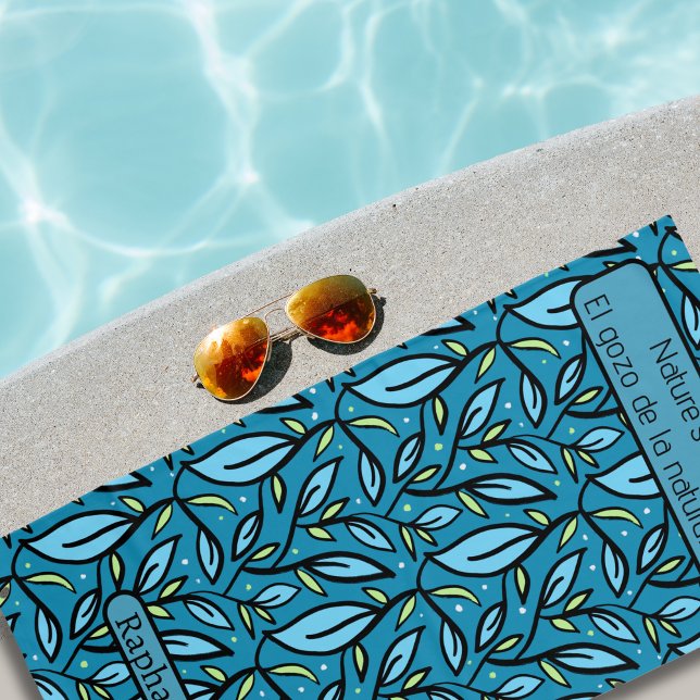 Toalha De Praia Texto Bilíngue do Nome do Padrão de Folhas Azuis (Bilingual Blue leaves, beach towel, custom name & Spanish Text. Multilingual project)
