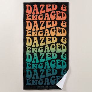 Toalha De Praia Texto Personalizado Gradiente Retro Dazed Engaged
