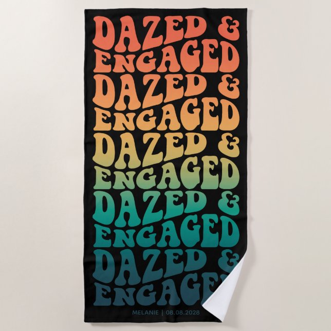 Toalha De Praia Texto Personalizado Gradiente Retro Dazed Engaged (Frente)