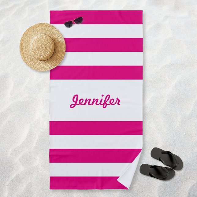 Toalha De Praia Tinta-Quente Chic e Listras Brancas Personalizadas (Chic Hot Pink and White Stripes Personalized Beach Towel)
