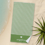 Toalha De Praia Tiras Modernas com Monograma do Coração em Escala<br><div class="desc">Você pode alterar a cor de fundo ao personalizar o item. Um design bonitinho para qualquer garota. Inclui uma cor verde-tenda com padrão listrado branco.</div>