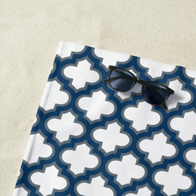 Toalha De Praia Trellis, Latite, Quatrefoil, de cor branca e Marin (In Situ)