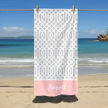 Toalha De Praia Trellis Monograma, cor-de-rosa, e Cinzas | Cores e<br><div class="desc">Esta toalha de praia personalizada tem um padrão de pisca de pré-disquete em rosa-pincel, cinzas-luz e branco. Personalize-o com seu nome monograma ou outro texto personalizado em uma fonte moderna de script. Use as ferramentas de design para escolher qualquer cor de fundo, editar as fontes de texto e as cores...</div>