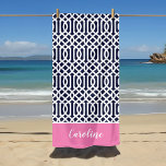 Toalha De Praia Trellis Monograma, cor-de-rosa, e Marinho<br><div class="desc">Esta toalha de praia feita sob encomenda tem um padrão de pisca de pré-disquete em azul marinho, rosa e branco. Personalize-o com seu nome monograma ou outro texto personalizado em uma fonte moderna de script. Use as ferramentas de design para escolher qualquer cor de fundo, editar as fontes de texto...</div>