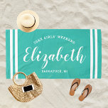 Toalha De Praia Turquoise Blue Girls Weekend Nome Personalizado<br><div class="desc">Design personalizado de toalha de praia para uma viagem de fim de semana feminina apresenta um nome personalizado em um roteiro moderno, escrevendo por listras costeiras, com texto personalizado para a ocasião. A cor de fundo azul de lacre/turquesa pode ser modificada. Visite nosso compro para obter outras opções de cor....</div>