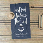 Toalha De Praia Última vela antes do fim de semana da Bachelorette<br><div class="desc">Celebre seu fim de semana de solteira, saia ou festejo com essas toalhas de praia personalizadas únicas. Design personalizado apresenta um fundo azul marinho com "última vela antes do véu" em caracteres gravados à mão e uma ilustração náutica da âncora. Personalize com o nome, o ano e o destino da...</div>