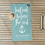 Toalha De Praia Última vela antes do fim de semana da Bachelorette<br><div class="desc">Celebre seu fim de semana de solteira, saia ou festejo com essas toalhas de praia personalizadas únicas. O design personalizado apresenta um fundo especial turquesa com "última vela antes do véu" em caracteres gravados à mão e uma ilustração náutica da âncora. Personalize com o nome, o ano e o destino...</div>
