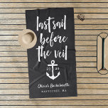 Toalha De Praia Última vela antes do fim de semana da Bachelorette<br><div class="desc">Celebre seu fim de semana de solteira, saia ou festejo com essas toalhas de praia personalizadas únicas. O design personalizado apresenta um fundo negro de carvão com "última vela antes do véu" em caracteres desenhados à mão e uma ilustração náutica da âncora. Personalize com o nome, o ano e o...</div>