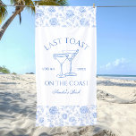 Toalha De Praia Último brinde na Bachelorette Costeira<br><div class="desc">Este design apresenta texto ousado moderno,  vibes costeiras de praia com cocktails desenhados à mão.</div>