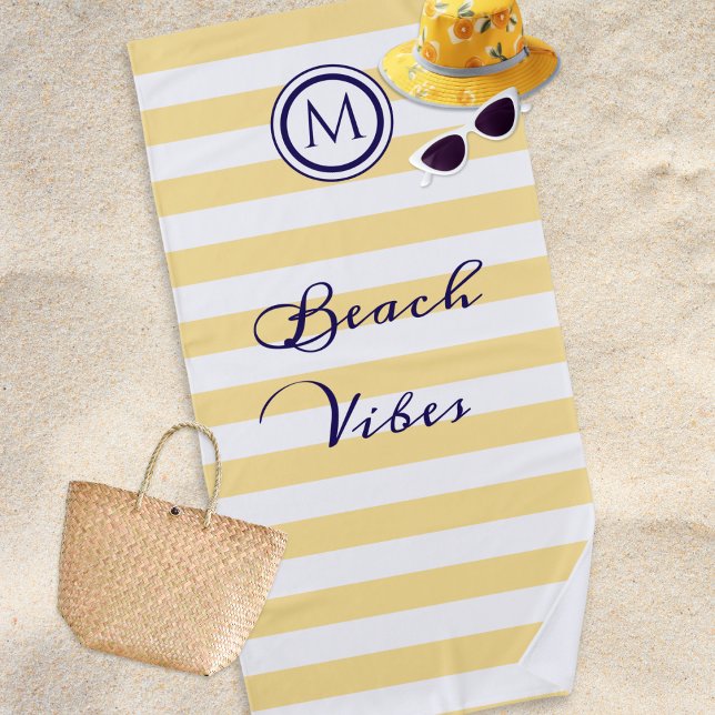 Toalha De Praia Víblias de Praia Costeira Amarelas e Brancas, em S (A beach towel with nautical yellow and white stripes, monogram, and 'Beach Vibes' in stylish script)