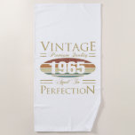 Toalha De Praia Vintage 1965 60th Birthday<br><div class="desc">Celebre o ano em que você estava nascer com esta ideia engraçada de presente de aniversário para qualquer um que fizesse uma etapa importante. Diz "Vintage,  qualidade premium,  envelhecida à perfeição".</div>