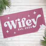 Toalha De Praia Wifey Est year ou name retro font any color<br><div class="desc">Toalha de praia com o texto "wifey" em uma fonte retrorada,  juntamente com estrelas retrorreflectoras e o nome ou o ano seguinte. Texto branco sobre fundo rosa mauve. Todas as cores são personalizáveis.</div>