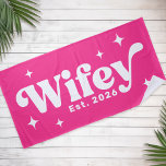 Toalha De Praia Wifey Est year ou name retro font any color<br><div class="desc">Toalha de praia com o texto "wifey" em uma fonte retrorada,  juntamente com estrelas retrorreflectoras e o nome ou o ano seguinte. Texto branco sobre fundo rosa-quente. Todas as cores são personalizáveis.</div>