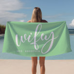 Toalha De Praia Wifey Mint Green e White Newwn Bride<br><div class="desc">Mostre seu novo status com esta toalha de praia "Wifey" em verde-menta e branco, perfeita para luas de mel, dias de praia ou relaxamento ao lado da popa. Projetada tendo em mente noivas e recém-casados, esta toalha pode ser personalizada com um sobrenome, fazer-a como um presente ou acessório único. Seja...</div>