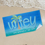 Toalha De Praia Wifey Palm Árvore Oceano Verde Azul Presente<br><div class="desc">Este design de praia fofo apresenta uma vibrante cor d'água azul e fundo verde. Clique no botão personalizar para obter mais flexibilidade na modificação do texto! No nosso compro, estão disponíveis variantes desta design, bem como produtos de coordenação, zazzle.com/store/doodlelulu. Entre em contato conosco se precisar deste design aplicado a um...</div>