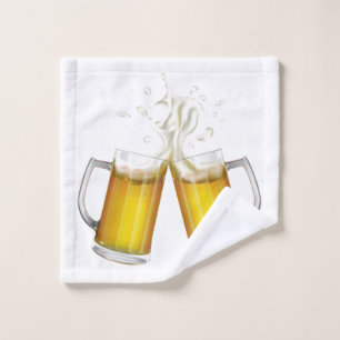 Toalha De Rosto Duas canecas com cerveja leve.
