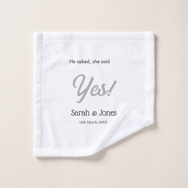 Toalha De Rosto He asked she said yes engagement simple silver dat (Pano de lavar)
