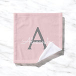 Toalha De Rosto Nome do Monograma da Rapariga da Cinza Rosa Escamo<br><div class="desc">Cor-de-rosa e Cinza Simples Script Monogramas Name Spiral Notebook Planner. Isto faz o doce e perfeito aniversário de 16 anos,  casamento,  chá de panela,  aniversário,  chá de fraldas ou festa de solteira presente para alguém que ama luxo de luxo e estilos quíticos.</div>