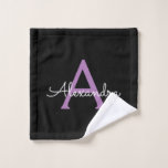 Toalha De Rosto Nome do Monograma de Script Girassol Preto Roxo<br><div class="desc">Nome do Monograma Simples preto e roxo Bath Toel. Isto faz o doce e perfeito aniversário de 16 anos,  casamento,  chá de panela,  aniversário,  chá de fraldas ou festa de solteira presente para alguém que ama luxo de luxo e estilos quíticos.</div>