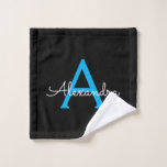 Toalha De Rosto Nome do Monograma de Script Negra Azul<br><div class="desc">Nome do Monograma Simples Preto e Azul Bath Toel. Isto faz o doce e perfeito aniversário de 16 anos,  casamento,  chá de panela,  aniversário,  chá de fraldas ou festa de solteira presente para alguém que ama luxo de luxo e estilos quíticos.</div>
