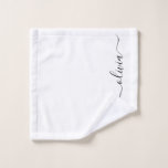 Toalha De Rosto Nome do Monograma Girly de Script Moderno Branco N<br><div class="desc">Toalha Bathroom de Nome Simples de Script Preto e Branco. Isto faz o doce e perfeito aniversário de 16 anos,  casamento,  chá de panela,  aniversário,  chá de fraldas ou festa de solteira presente para alguém que ama luxo de luxo e estilos quíticos.</div>