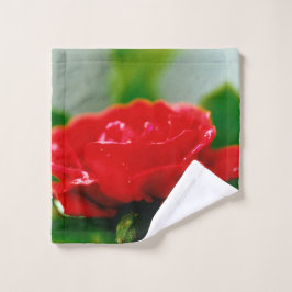 Toalha De Rosto Rosa vermelha de manhã coberta com gotas de orvalh