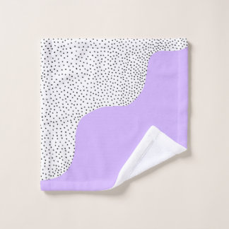 Toalha De Rosto Roxo com pontos pretos sobre fundo branco