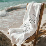 Toalha Girly Beach Personalizada com Nome e Coraçã<br><div class="desc">Faça um salto com esta toalha de praia feminina personalizada com o seu nome e um design de coração encantador. Perfeito para se sentar na praia, no poolside, ou adicionar um toque de na moda às suas aventuras de verão, esta toalha combina praticidade com personalidade. Feito de material macio e...</div>