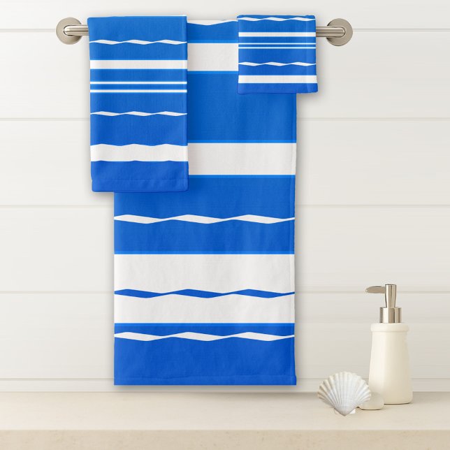 Toalhas Conjunto de Torneiras Náuticas de Onda Branca Azul (A modern striped nautical bathroom towel set with elegant waves in fresh navy blue and white colors.)