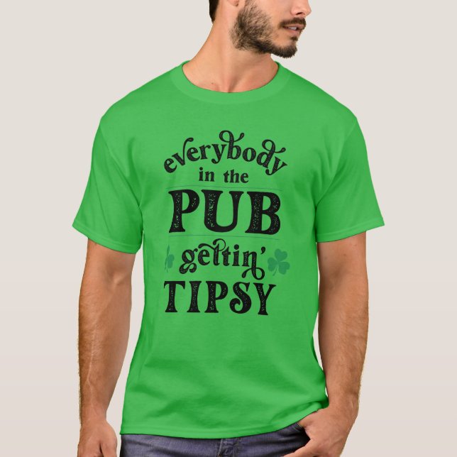 Todo mundo no bar ganhando uma camiseta típica (Frente)