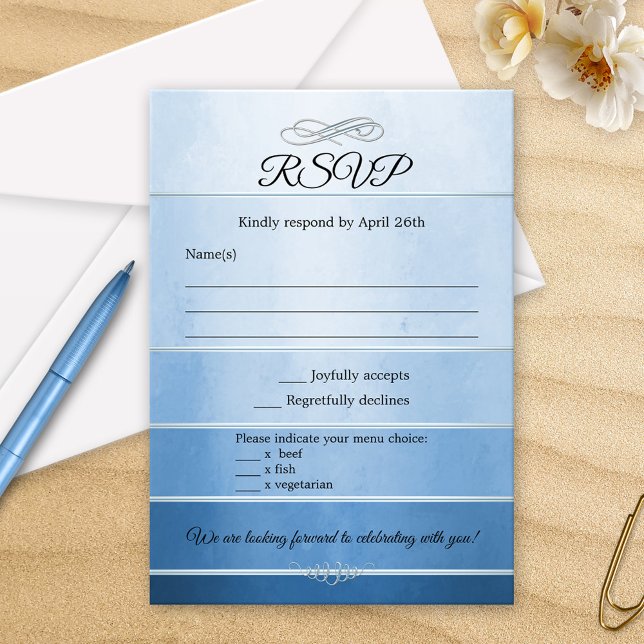 Tom Striped Azul no Cartão RSVP de Casamento de To (RSVP card featuring a watercolor effect blue striped tone on tone design with a silver lining)