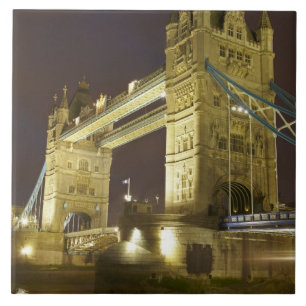 Torre Bridge e Rio Tâmisa ao crepúsculo, Londres,