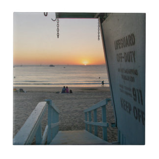 Torre salva-vidas ao sol