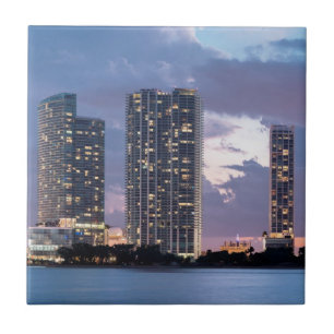 Torres do condomínio no beira-rio em Miami