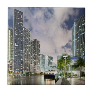 Torres iluminadas no beira-rio do rio de Miami