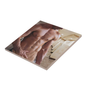 Torso masculino musculoso sem camisa de SlipperyJo
