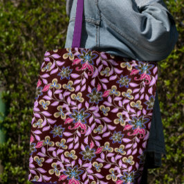 Tote Bolsa com flores roxas sobre fundo marrom