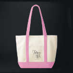 Tote Bolsa de casamento Future Mrs Black Modern Script<br><div class="desc">Future Mrs | Bolsa de casamento com nome personalizado com tipografia em negrito e personalizada com seu sobrenome futuro. Mostrado em rosa,  você pode escolher a cor e o estilo da sua bolsa.</div>