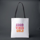 Tote Bolsa de mão: Coloridas Vibrações Positivas Apenas<br><div class="desc">​Espalhe positividade com esta bolsa de mão estilosa 'Apenas Boas Vibrações'. Com uma tipografia vibrante e moderna em tons de rosa e laranja,  esta bolsa de lona durável é perfeita para compras,  escola,  viagens à praia ou tarefas diárias. Um ótimo presente motivacional para amigos e familiares.</div>