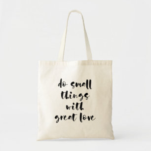 Tote Faça coisas pequenas com o excelente amor na bolsa