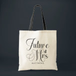 Tote Futuro Sra. Nome Personalizado Bolsa de Casamento<br><div class="desc">Futuro Sra. Bolsa de Casamento Nome Personalizado - A bolsa de mão personalizada apresenta uma tipografia moderna e é personalizada com o seu sobrenome futuro. A fonte é acentuada com um anel de noivado. Mostrado em preto e branco.</div>