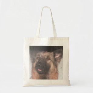 Tote German shepherd de bolsa retirando a língua