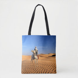 Tote Homem do deserto numa bolsa de camelo