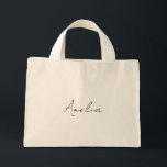 Tote Mini Sacolas de Proposta Personalizadas, Bolsa de Praia<br><div class="desc">Faça a grande pergunta à sua comitiva de noiva com estilo usando essas incríveis bolsas personalizadas de pedido. Cada linda bolsa de aniagem apresenta um monograma personalizado e um lenço de nome elegante, tornando-a a bolsa de presente definitiva para damas de honra. Se você está indo para uma despedida de...</div>