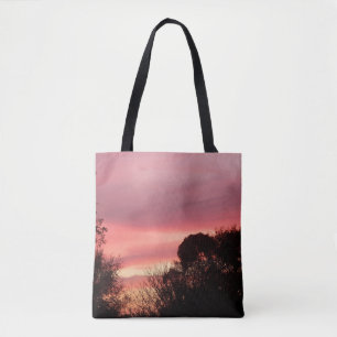 Tote Nuvens vermelhas no nascer do sol em um bolsa de i