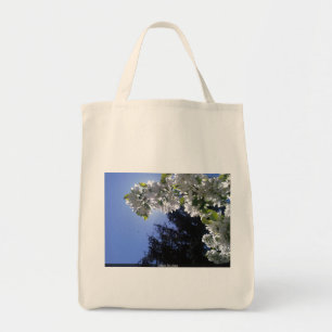 Tote O pinho atrás do branco floresce o bolsa do